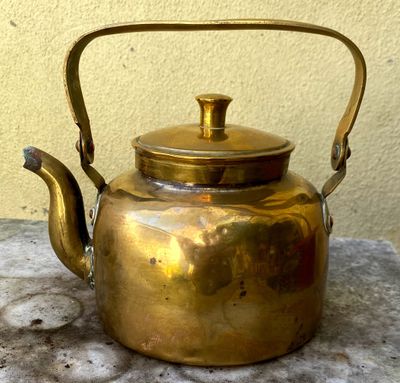 Antieke Indiase theeketel – handgemaakt messing met nikkelinterieur, ca. midden 20e eeuw Antieke Indiase theeketel – handgemaakt messing met nikkelinterieur, ca. midden 20e eeuw