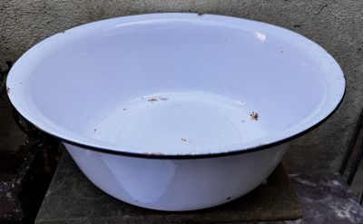 Franse geëmailleerde waskom met zwart randje – jaren ’30 Franse geëmailleerde waskom met zwart randje – jaren ’30