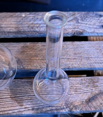 Vintage Kleine Sovjet‑laboratoriumfles met slanke hals en compacte bolbodem – ca. 1970