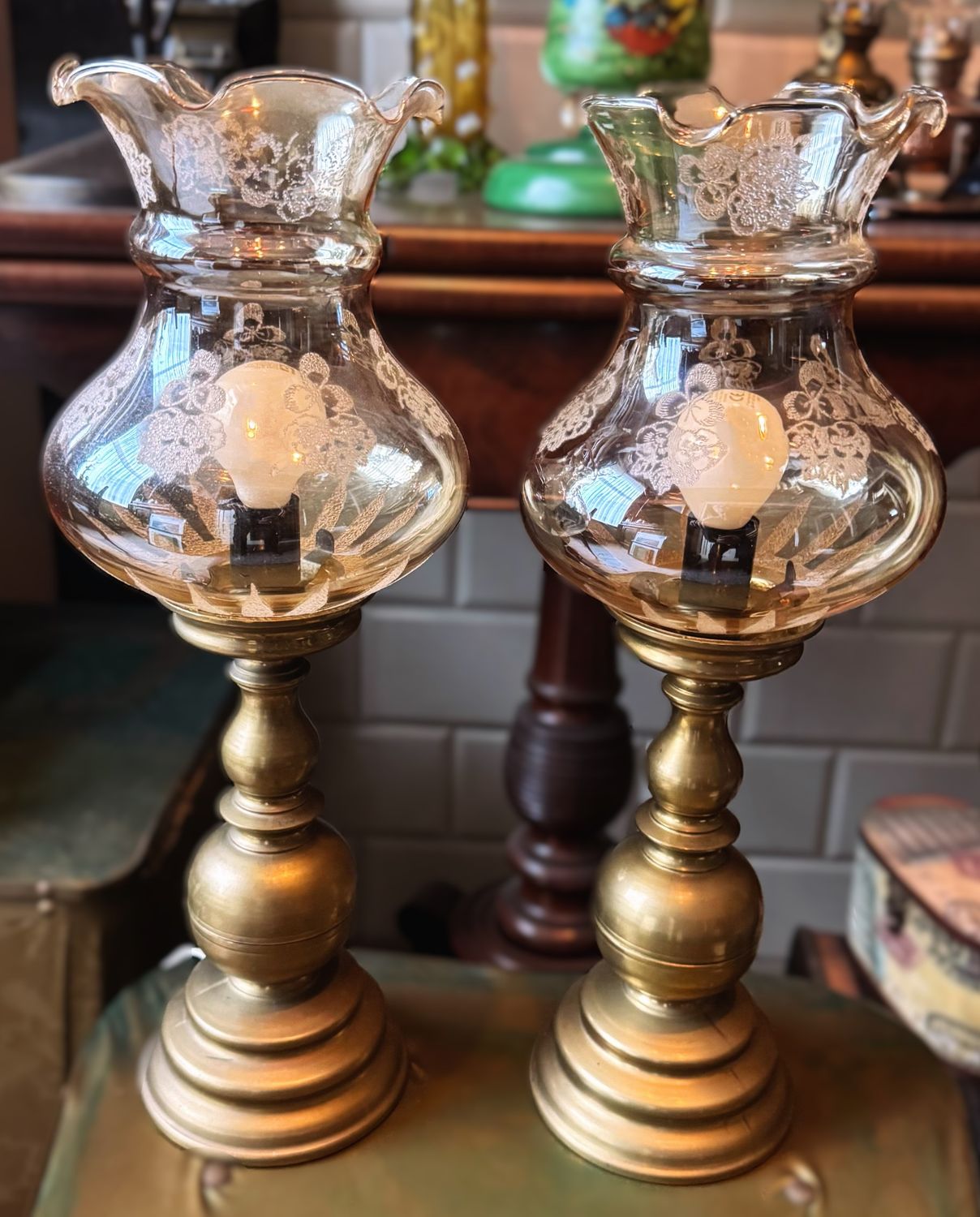 Vintage messing tafellampen met geëtste glazen kap – set van twee – ca. 1955