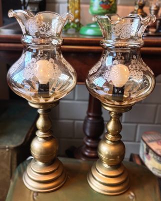 Vintage messing tafellampen met geëtste glazen kap – set van twee – ca. 1955