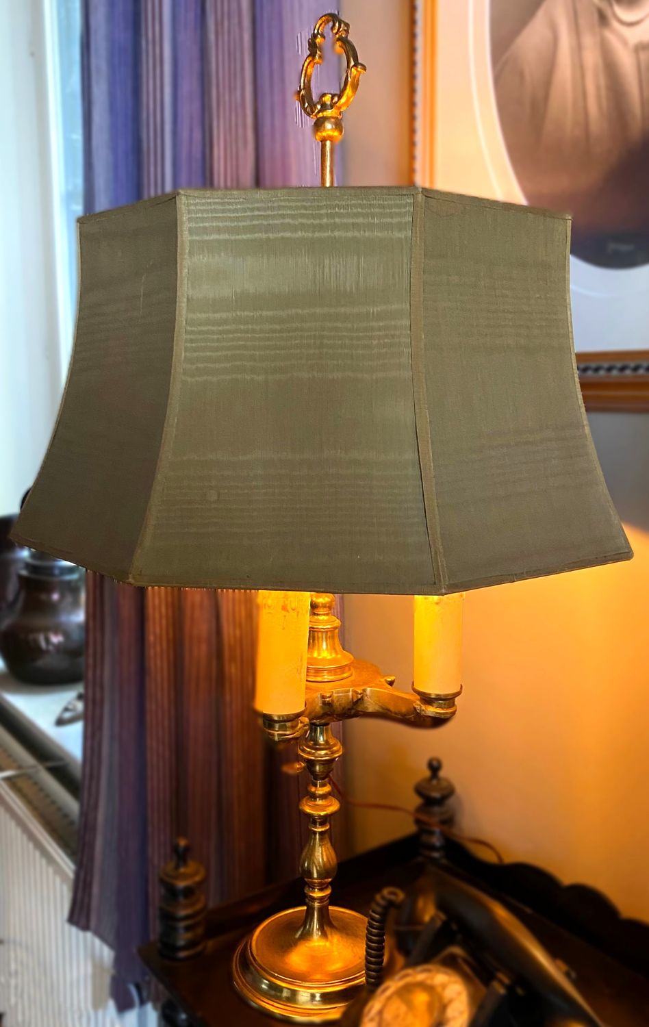 Messing tafellamp met sculpturale sirene‑figuur en dubbele kaarsarmen – ca. 1950 Messing tafellamp met sculpturale sirene‑figuur en dubbele kaarsarmen – ca. 1950