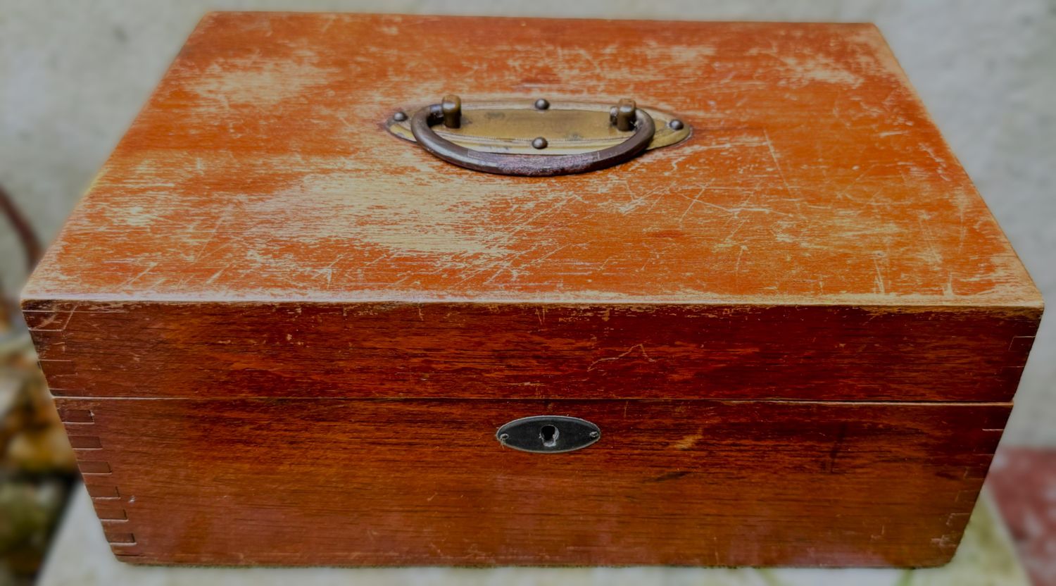 Antiek houten opbergkistje met handgreep en slotplaat – ca. 1900 Antiek houten opbergkistje met handgreep en slotplaat – ca. 1900