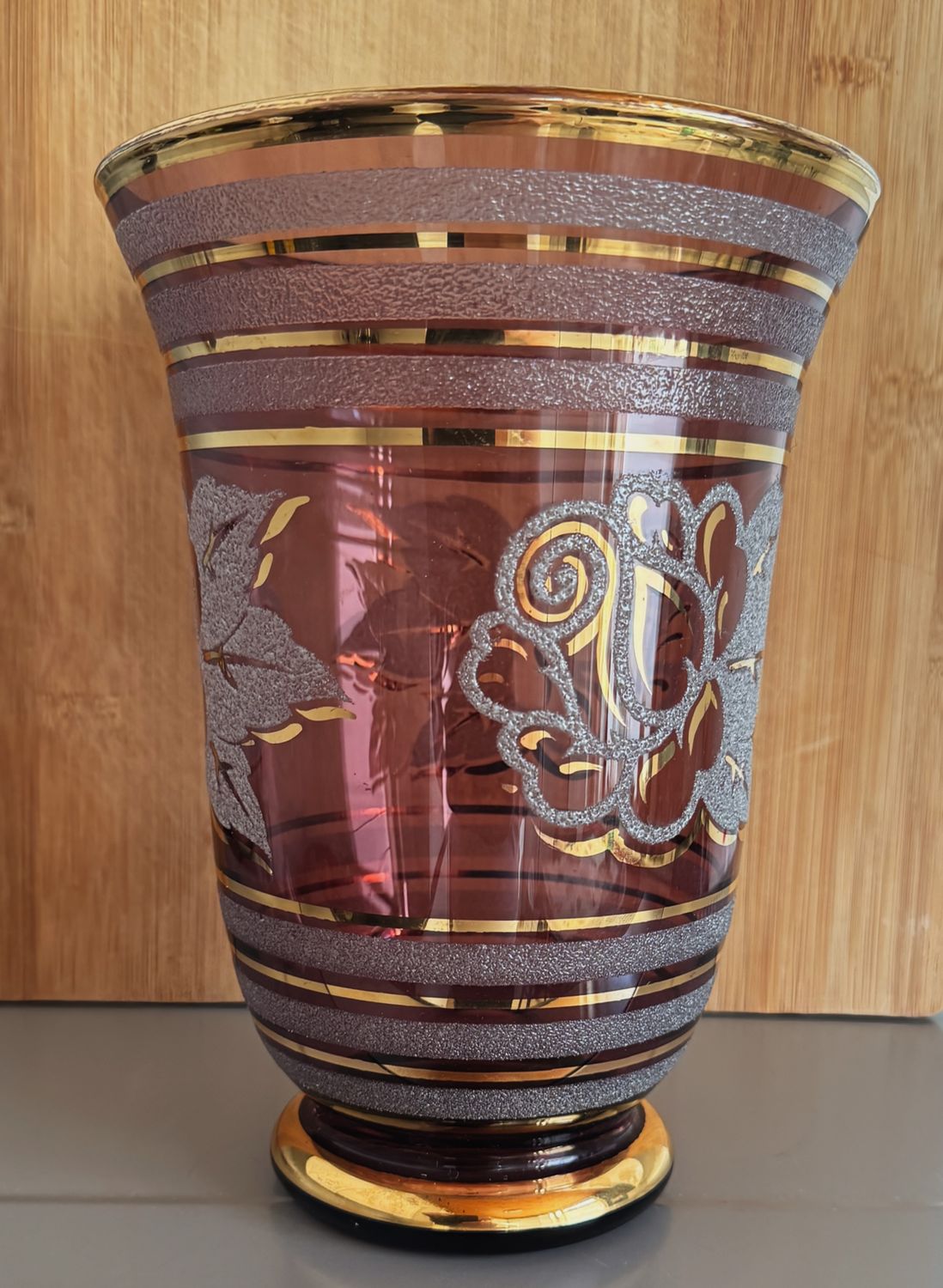 Amethistpaarse Booms glazen vaas met floraal motief en vergulde details – ca. 1960