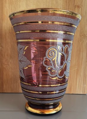 Amethistpaarse Booms glazen vaas met floraal motief en vergulde details – ca. 1960