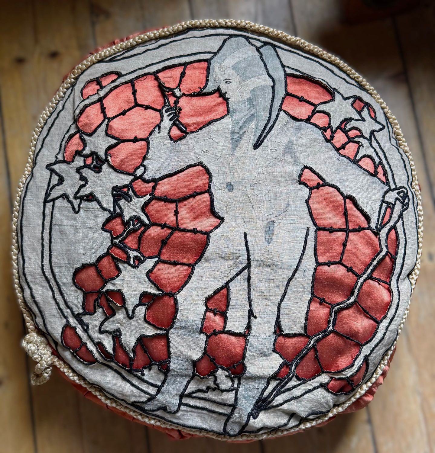 Antiek Boudoirkussen – Oranjerood Fluweel met Richelieu‑borduurwerk, ca. 1900–1920 Antiek Boudoirkussen – Oranjerood Fluweel met Richelieu‑borduurwerk, ca. 1900–1920