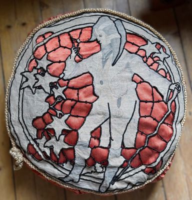 Antiek Boudoirkussen – Oranjerood Fluweel met Richelieu‑borduurwerk, ca. 1900–1920