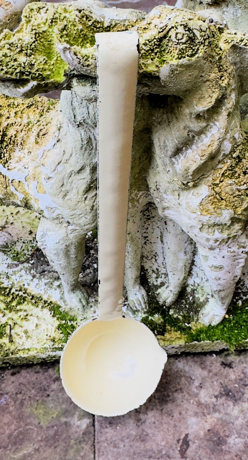 Elegant Geëmailleerd Vintage Sauslepeltje – ca. 1950