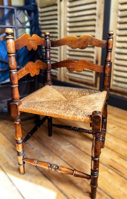 Authentieke houten hoekstoel met rieten zitting – ca. midden 20e eeuw