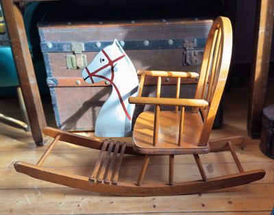 Zeldzaam vintage Torck houten schommelpaard met kinderstoel – ca. 1950 Zeldzaam vintage Torck houten schommelpaard met kinderstoel – ca. 1950