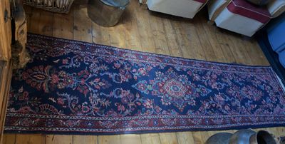 Vintage Perzische Hamadan Loper met Origineel Echtheidsetiket – ca. 1960 Vintage Perzische Hamadan Loper met Origineel Echtheidsetiket – ca. 1960