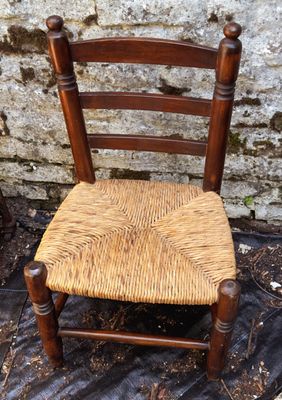 Vintage houten kinderstoeltje met rieten zitting – ca. 1950