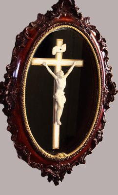 Antieke ovale kruisiging – Gesculpteerde houten lijst met corpus Christi (ca. 1900)
