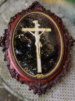 Antieke ovale kruisiging – Gesculpteerde houten lijst met corpus Christi (ca. 1900) Antieke ovale kruisiging – Gesculpteerde houten lijst met corpus Christi (ca. 1900)