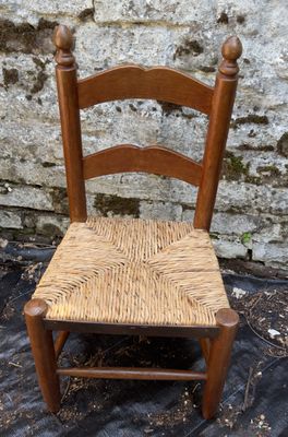 Charmant houten kinderstoeltje met handgevlochten rieten zitting – ca. 1950 Charmant houten kinderstoeltje met handgevlochten rieten zitting – ca. 1950