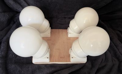 Set van 4 Porseleinen Wandlampen met Opaalglas – Pure White Mid‑Century Light Collection (ca. 1950–1970) Set van 4 Porseleinen Wandlampen met Opaalglas – Pure White Mid‑Century Light Collection (ca. 1950–1970)