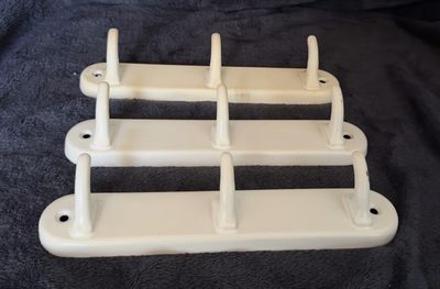 Set van 3 Volledig Geëmailleerde Metalen Kapstokken met Drie Enkele Haken – Timeless Bathroom Classics (ca. 1950) Set van 3 Volledig Geëmailleerde Metalen Kapstokken met Drie Enkele Haken – Timeless Bathroom Classics (ca. 1950)
