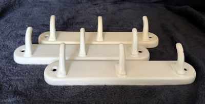 Set van 3 Volledig Geëmailleerde Metalen Kapstokken met Drie Enkele Haken – Timeless Bathroom Classics (ca. 1950)