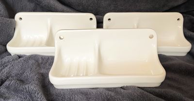 Set van 3 porseleinen zeepbakhouders – Pure White Vintage Bathroom Set
