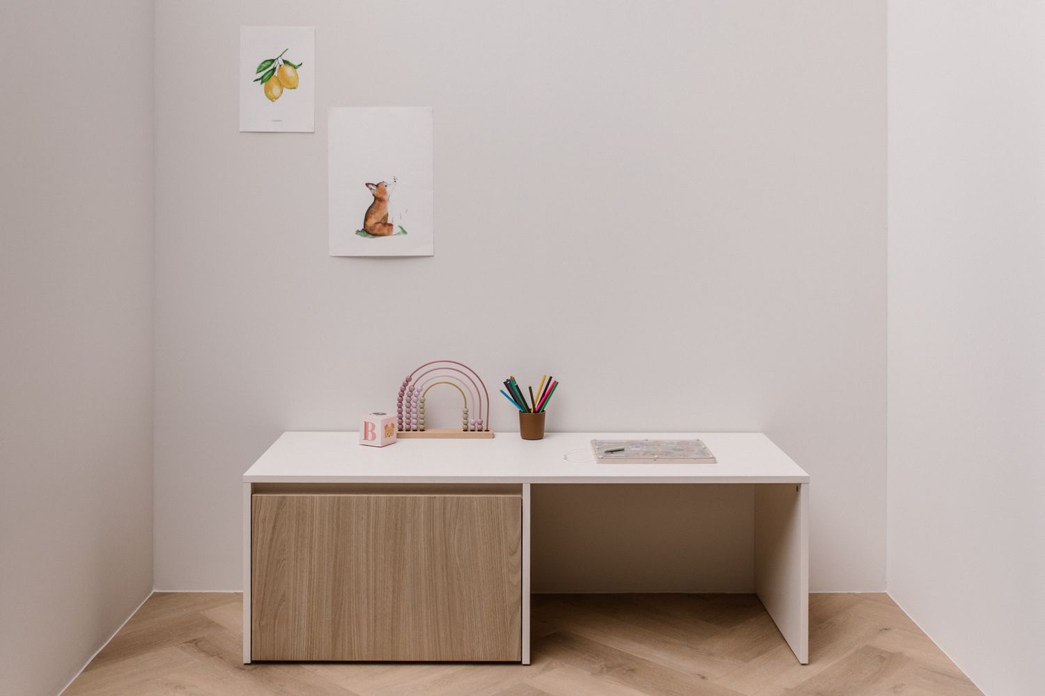 Speeltafel Zavi -Kies je kleuren! - L135xH50xD50, Kleur Ladefront: Licht eiken, Kleur buro: Warm wit