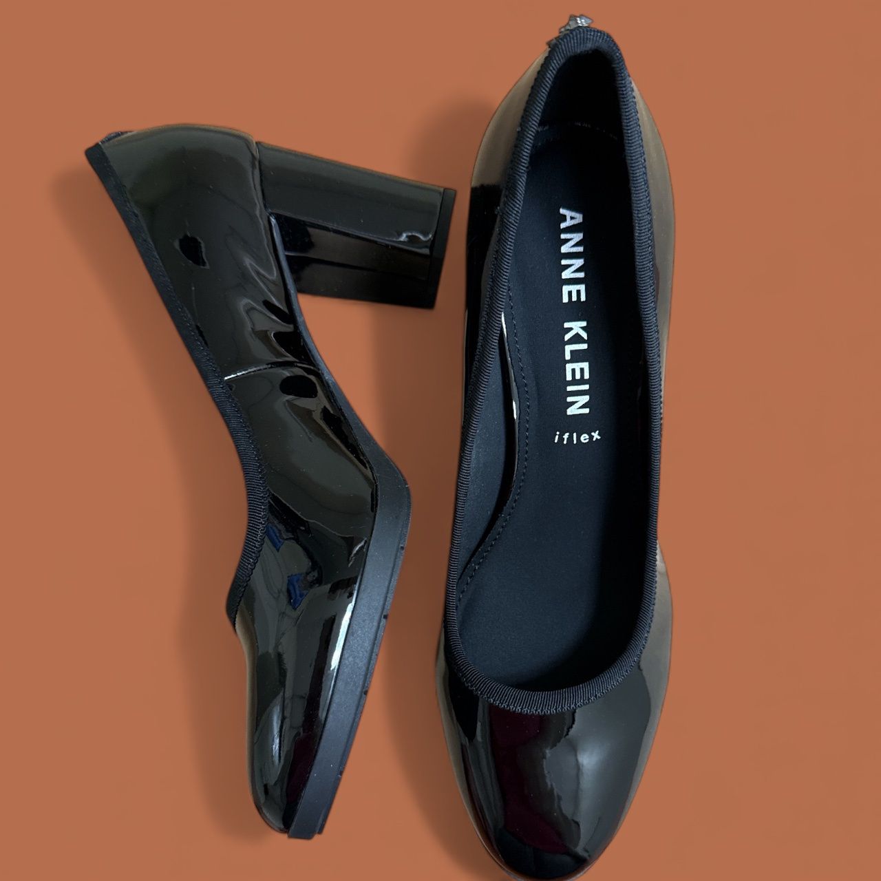 ANNE KLEIN CASTANA ROUND TOE BLOCK HEEL PUMP