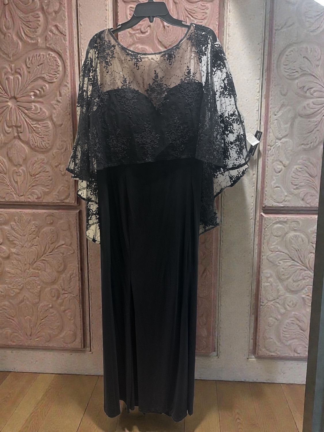 R &amp; M RICHARDS PLUS SIZE EMBROIDERED CAPELET GOWN