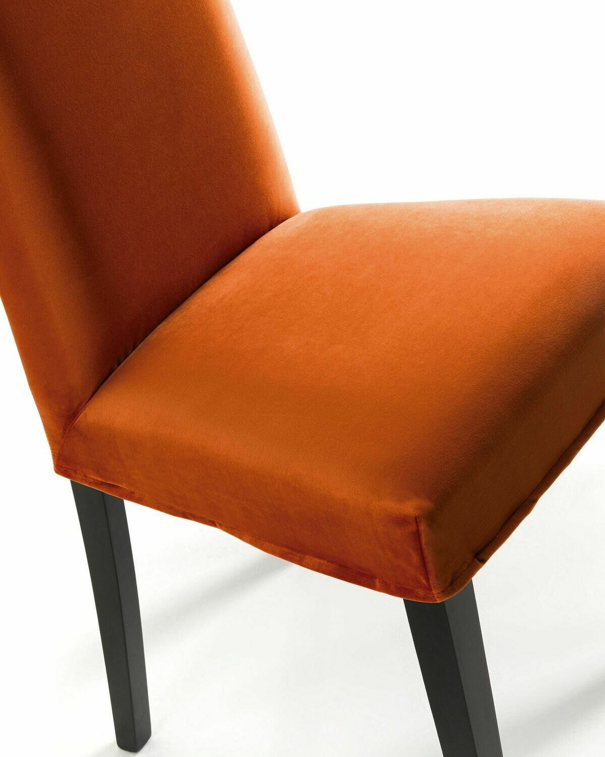 Silla Freda terciopelo naranja y patas de madera maciza de haya acabado negro