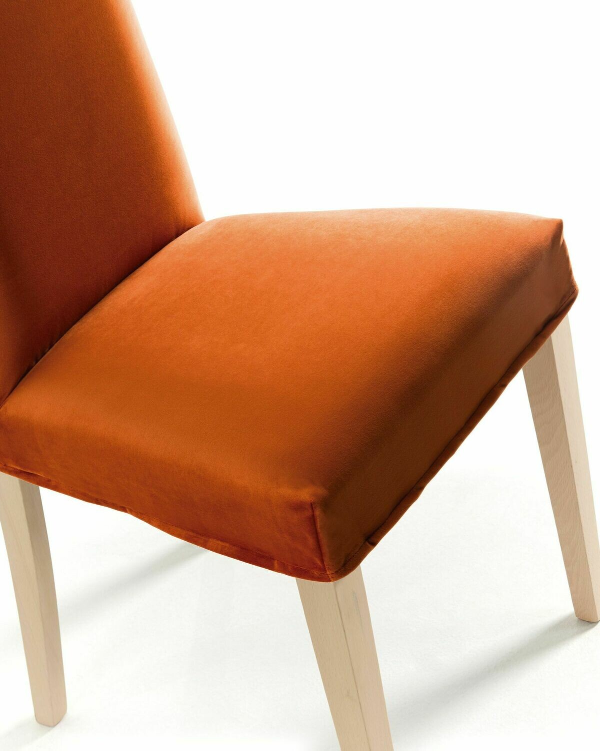 Silla Freda terciopelo naranja y patas de madera maciza de haya acabado natural