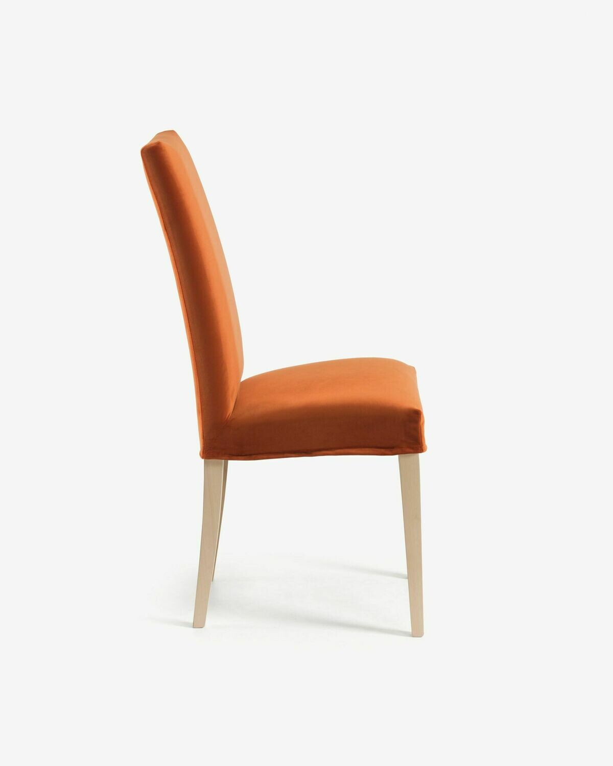 Silla Freda terciopelo naranja y patas de madera maciza de haya acabado natural
