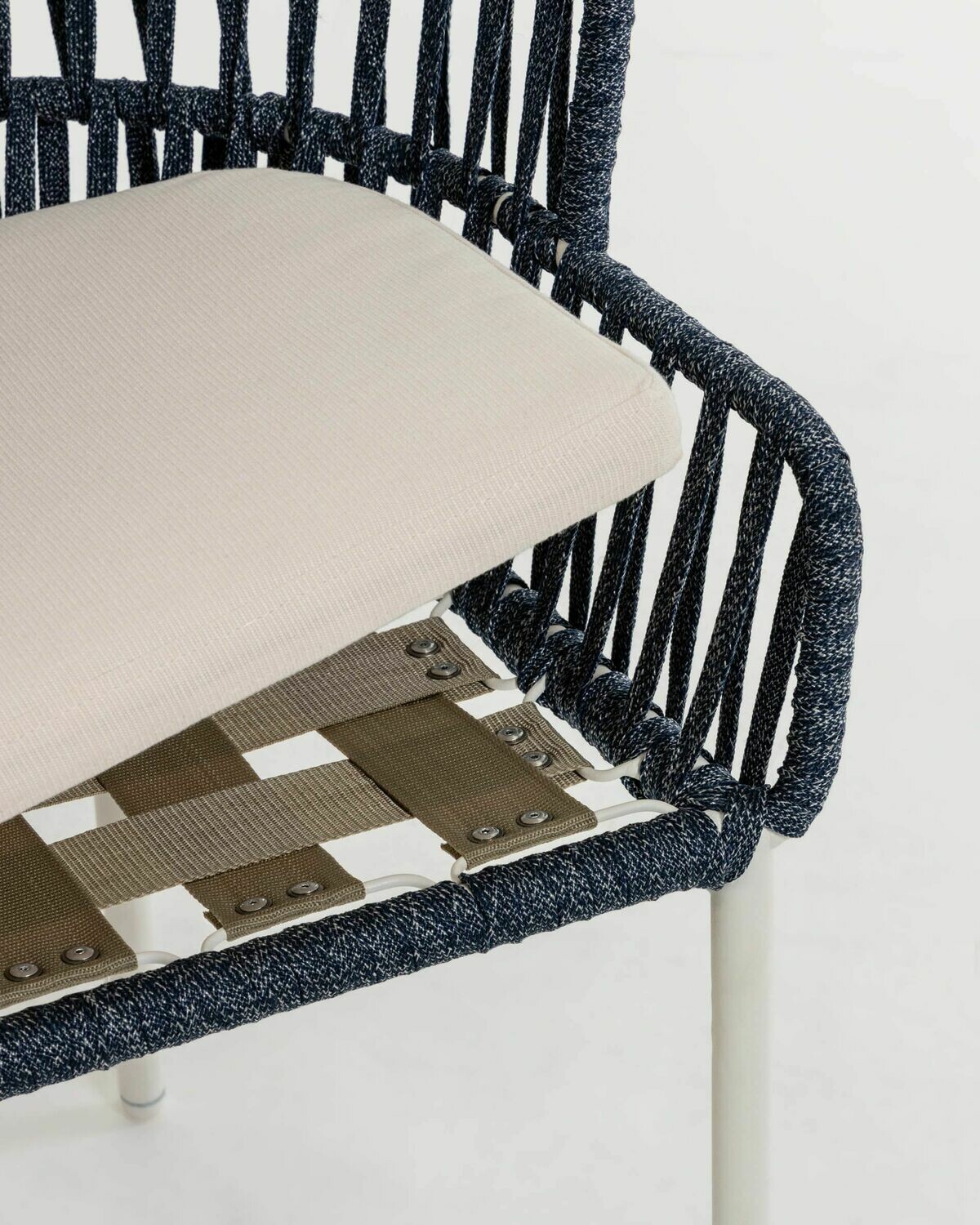 Silla Robyn azul de cuerda y acero