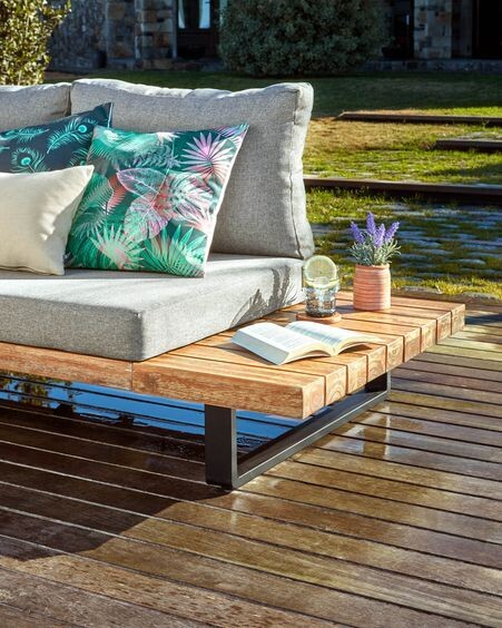 Set Zalika de sofá rinconero de 5 plazas y mesa de madera maciza de acacia FSC 100%