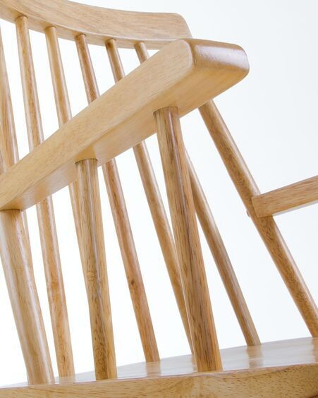 Silla con brazos Tressia DM y madera maciza de caucho lacado natural