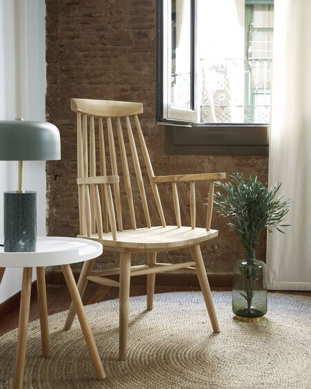 Silla con brazos Tressia DM y madera maciza de caucho lacado natural