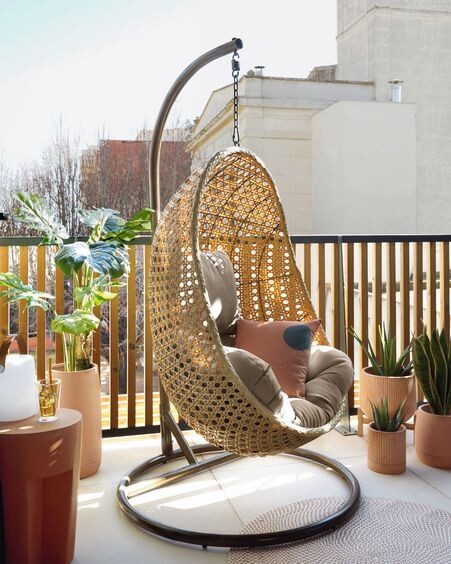 Sillón colgante con pie Cira con acabado natural