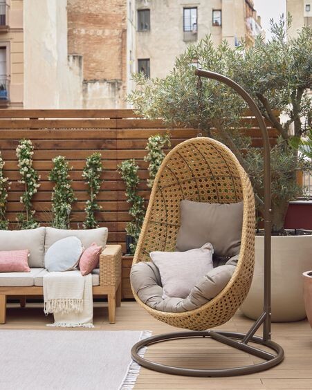 Sillón colgante con pie Cira con acabado natural