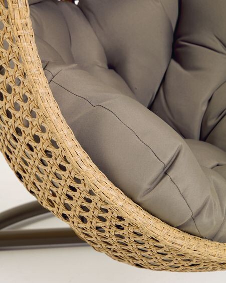 Sillón colgante con pie Cira con acabado natural