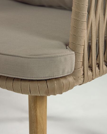 Silla Hemilce de cuerda beige y patas de madera maciza de acacia FSC 100%
