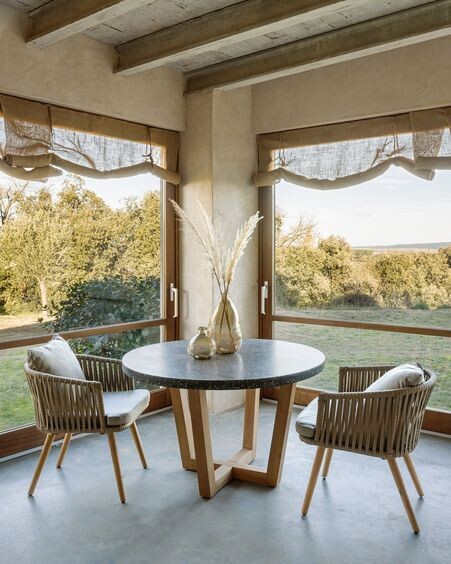 Silla Hemilce de cuerda beige y patas de madera maciza de acacia FSC 100%