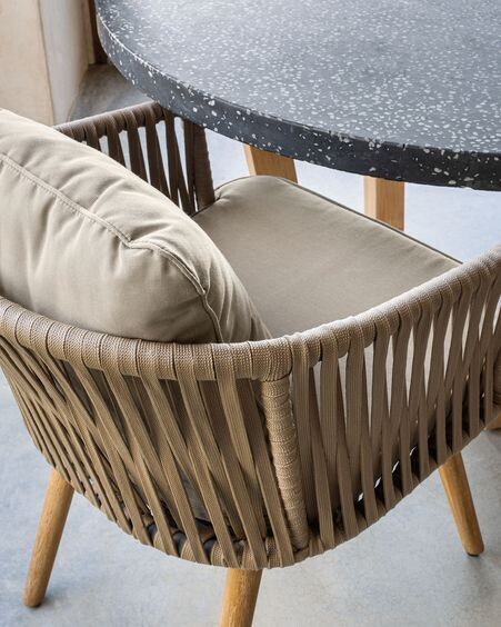 Silla Hemilce de cuerda beige y patas de madera maciza de acacia FSC 100%