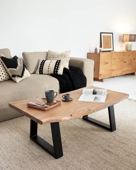 Mesa de centro Alaia de madera maciza de acacia con acabado natural 115 x 65 cm