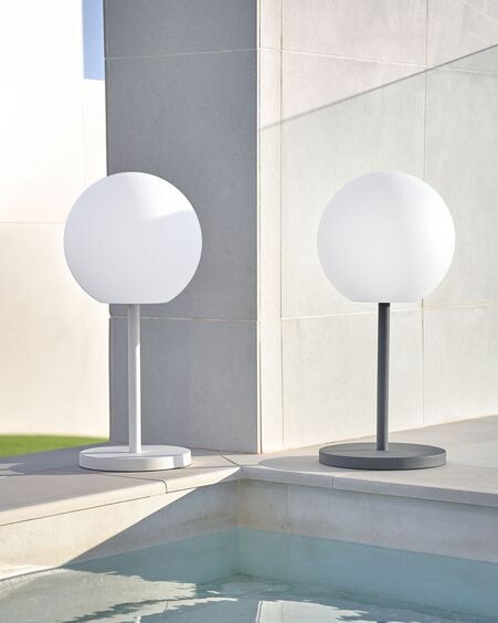 Lámpara de mesa de exterior Dinesh de acero blanco