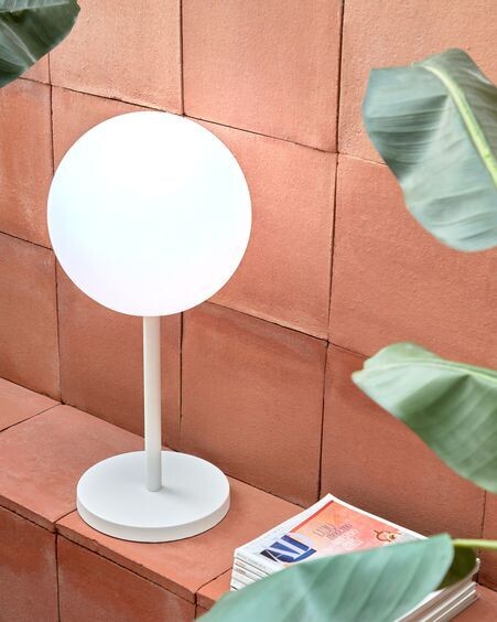 Lámpara de mesa de exterior Dinesh de acero blanco