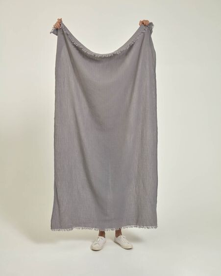 Manta Clarice 100% algodón gris 70 x 100 cm