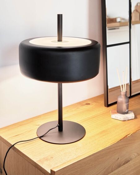 Lámpara de mesa Francisca de metal con acabado negro y cristal