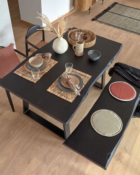 Mesa Alaia de madera maciza de acacia negro y patas de acero negro 180 x 90 cm