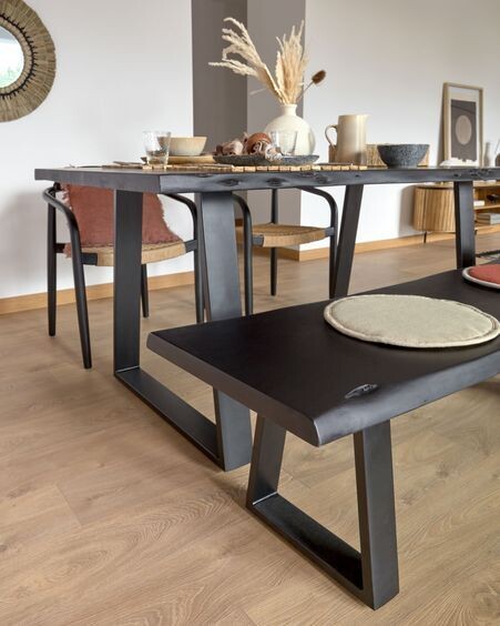 Mesa Alaia de madera maciza de acacia negro y patas de acero negro 180 x 90 cm