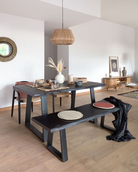 Mesa Alaia de madera maciza de acacia negro y patas de acero negro 180 x 90 cm