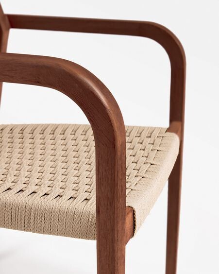 Silla Better de madera maciza de acacia acabado nogal y cuerda beige