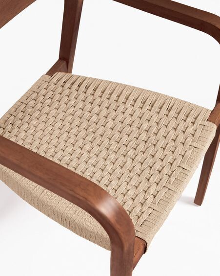 Silla Better de madera maciza de acacia acabado nogal y cuerda beige