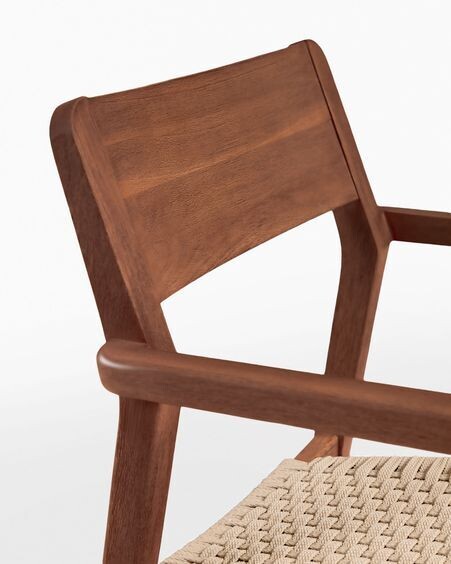 Silla Better de madera maciza de acacia acabado nogal y cuerda beige